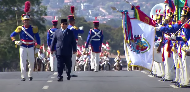 Presiden Prabowo Subianto diiringi oleh pasukan berkuda saat tiba di Istana Planalto, Brasilia. (Foto/YouTube Setpres)