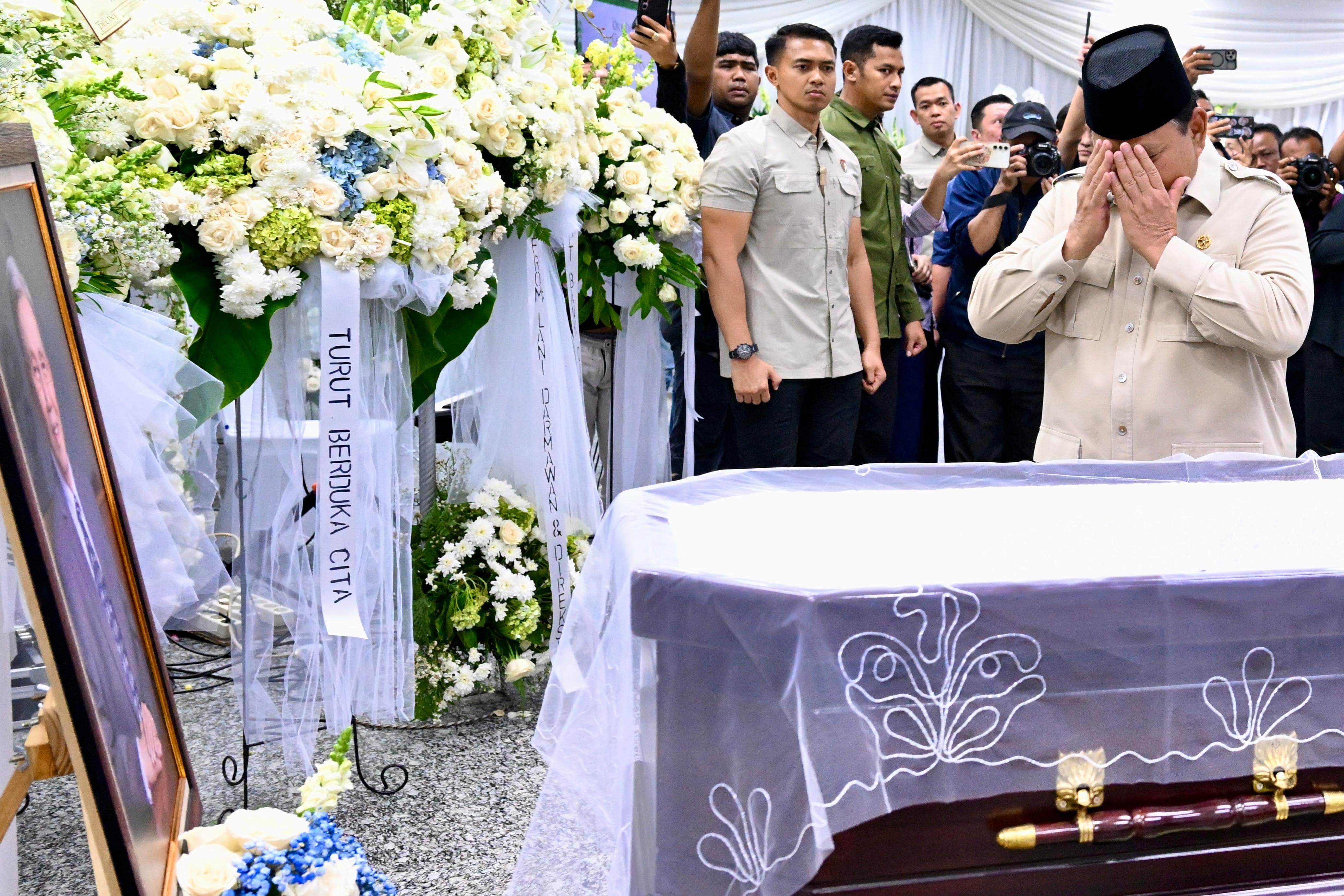 Presiden Prabowo Subianto melayat ke mendiang Kwik Kian Gie. (Foto/BPMI)