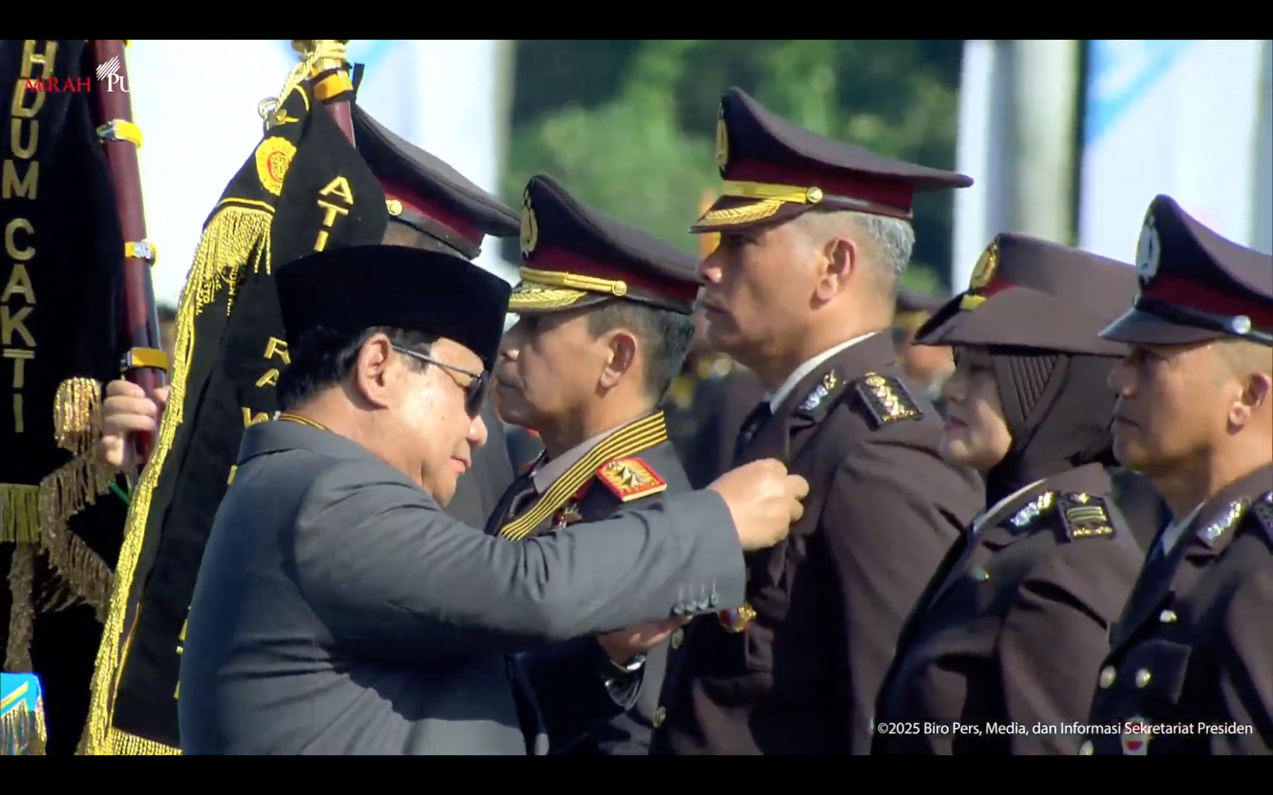 Presiden Prabowo Subianto turut menganugerahkan tanda kehormatan ke Anggota Polri. (Foto/YouTube Sekretariat Presiden)