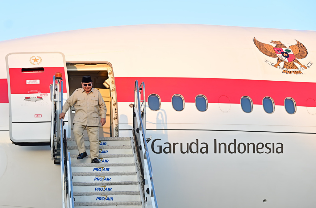 Presiden Prabowo Subianto turun dari pesawat setibanya di Pangkalan Angkatan Udara Galeao, Rio De Janeiro, Brasil, Sabtu (5/7/2025). (Biropers)