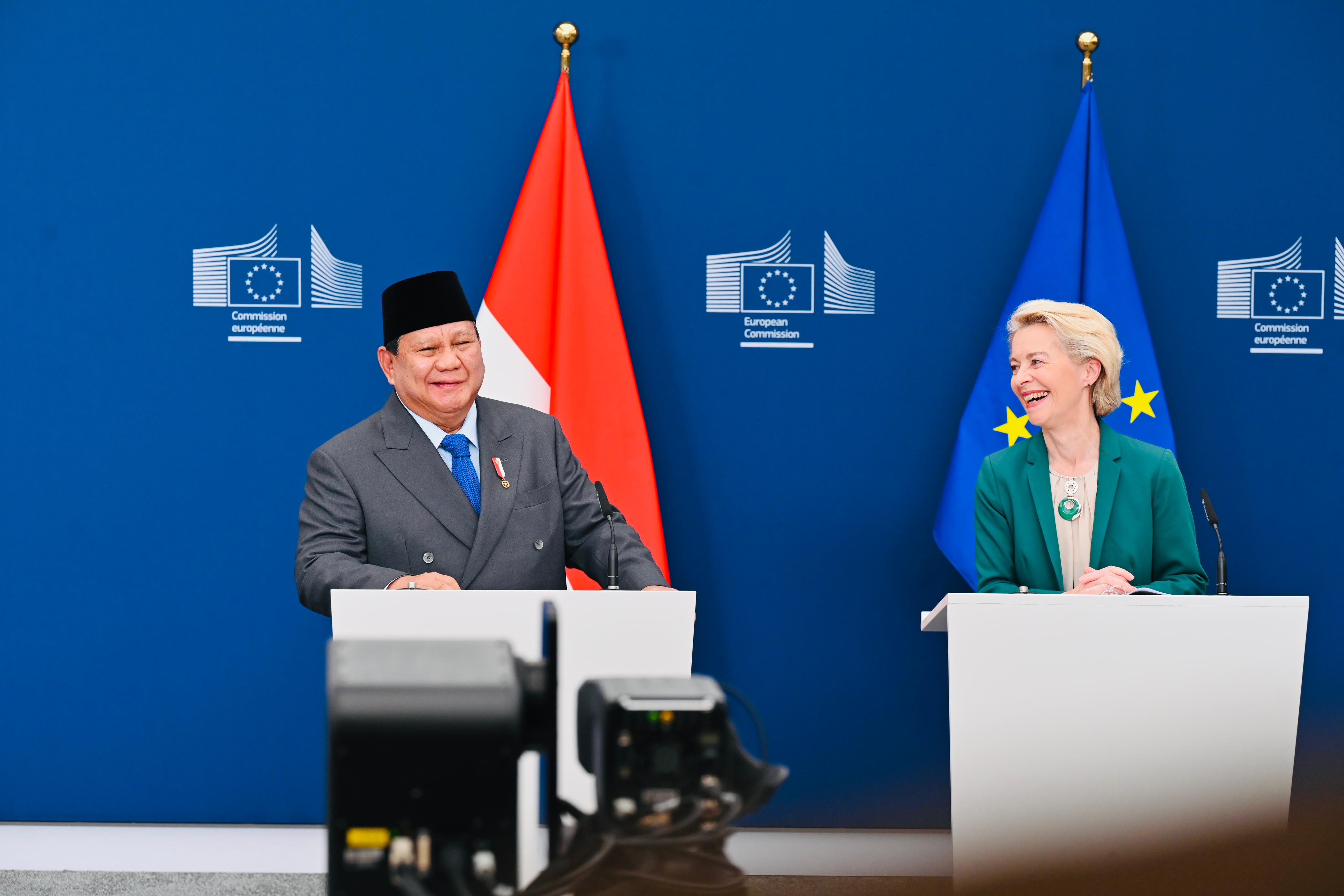 Presiden Komisi Eropa Ursula von der Leyen (kanan) bersama Presiden Indonesia Prabowo Subianto. (Foto/BPMI)