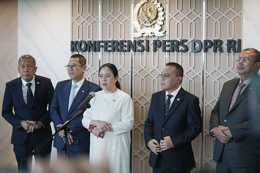 Pimpinan DPR memberikan keterangan usai Rapat Paripurna ke-22 DPR RI Masa Persidangan IV tahun Sidang 2024/2025. (BeritaNasional/Elvis Sendouw)