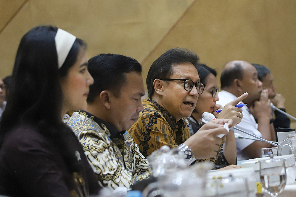 Rapat kerja dan Rapat Dengar Pendapat Komisi IX bersama Menteri Kesehatan, Menteri Kependudukan dan Pembangunan Keluarga/Kepala BKKBN dan BGN. (BeritaNasional/Elvis Sendouw)