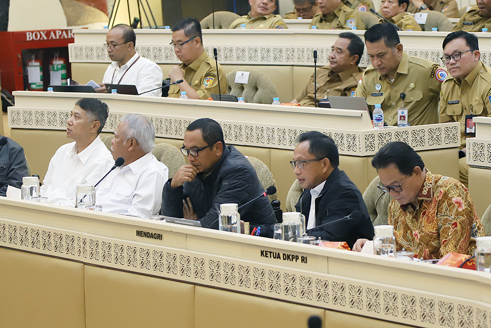 Rapat kerja Komisi II membahas laporan keuangan tahun 2024 serta rencana kerja dan rancangan anggaran pembelanjaan negara (RAPBN) tahun 2026. (BeritaNasional/Elvis Sendouw)