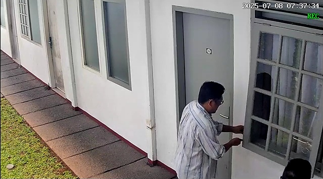 Terungkap Rekaman CCTV Perlihatkan Detik-detik Diplomat Arya Daru Ditemukan Tewas di Indekos Rekaman CCTV yang memperlihatkan penjaga indekos membuka kamar korban Arya Daru Pangayunan. (Foto/Istimewa)