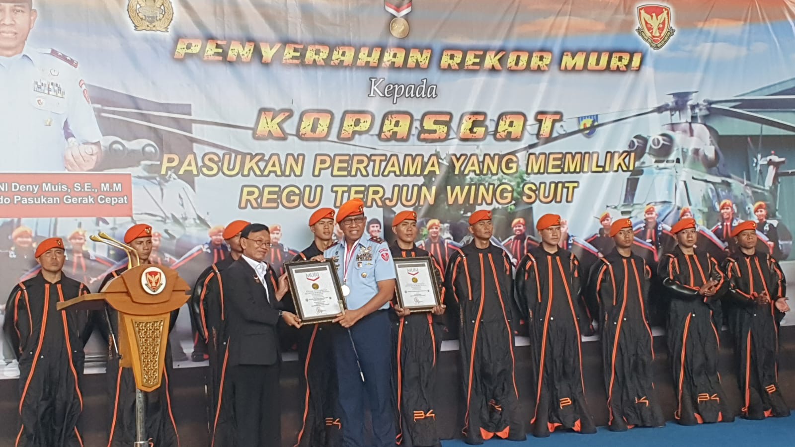 Raih Rekor MURI, Kopasgat Resmi Punya Regu Wingsuit Pertama di Tanah Air. (BeritaNasional/Bachtiar)
