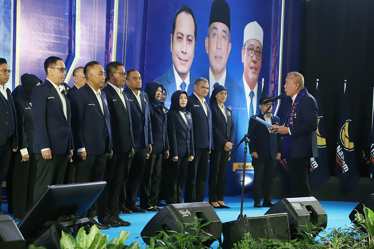 Wakil Ketua Umum Partai Nasdem Saan Mustopa melantik Mori Hanafi resmi menjadi Ketua Dewan Pimpinan Wilayah (DPW) Nasdem Nusa Tenggara Barat (NTB) pada Sabtu (12/07/2025) di Mataram, Lombok Nusa Tenggara Barat. (BeritaNasional/Elvis Sendouw)