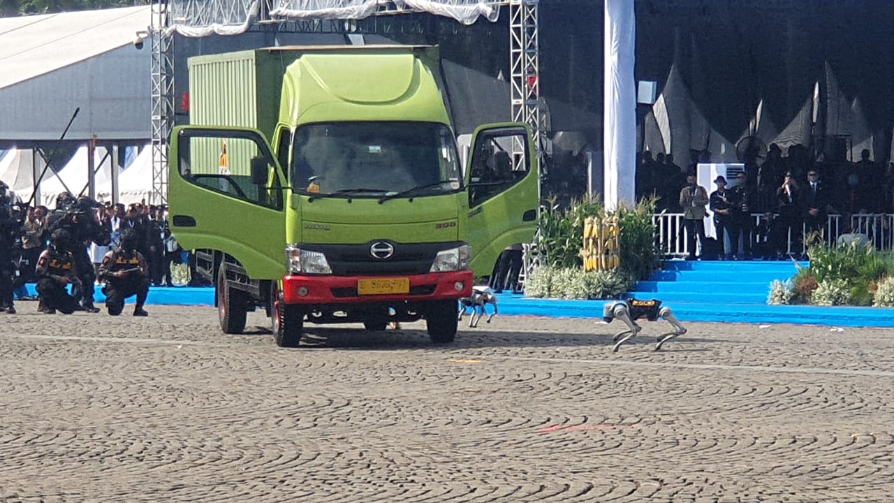 Robot Dog K9 Unjuk Aksi di HUT Bhayangkara ke-79. (BeritaNasional/Bachtiar)