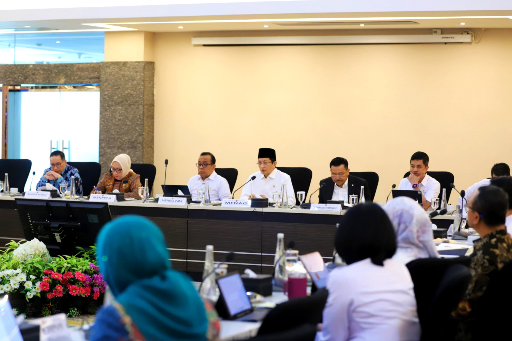 Menteri Koordinator Bidang Pembangunan Manusia dan Kebudayaan Pratikno (kedua kiri) bersama Wakil Menteri Koordinator Bidang Hukum, HAM, Imigrasi, dan Pemasyarakatan (Kumham Imipas) Otto Hasibuan (kanan), Menteri Pemberdayaan Perempuan dan Perlindungan Anak (PPPA) Arifah Fauz (kiri) dan Menteri Agama Nasaruddin Umar (kedua kanan) memimpin Rapat Tingkat Menteri (RTM) di Jakarta, Kamis (10/7/2025). (Beritanasional.com/Oke Atmaja)