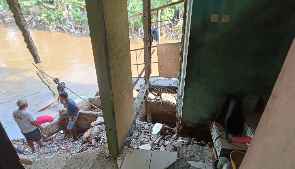 Kondisi rumah yang mengalami longsor di bantaran Sungai Ciliwung di Jalan Slamet Riyadi I, Kebon Manggis, Matraman, Jakarta, Kamis (10/7/2025).  (Beritanasional.com/Oke Atmaja)
