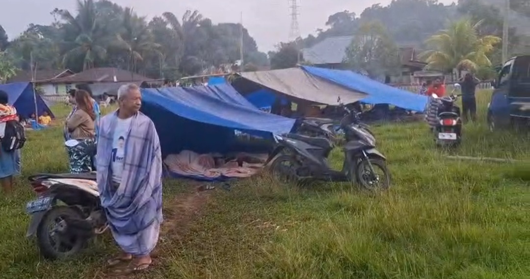 Warga korban gempa Poso mengungsi khawatir gempa susulan. (BeritaNasional/BNPB)