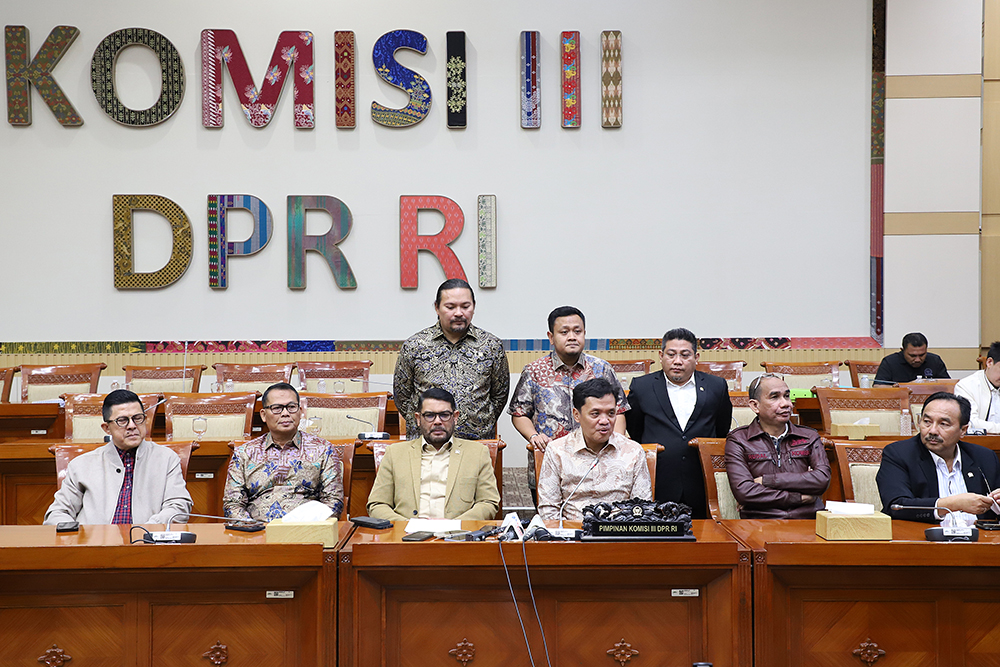 Pimpinan Komisi II bersama anggota memberikan keterangan terkait RUU KUHAP. (BeritaNasional/Elvis Sendouw)I