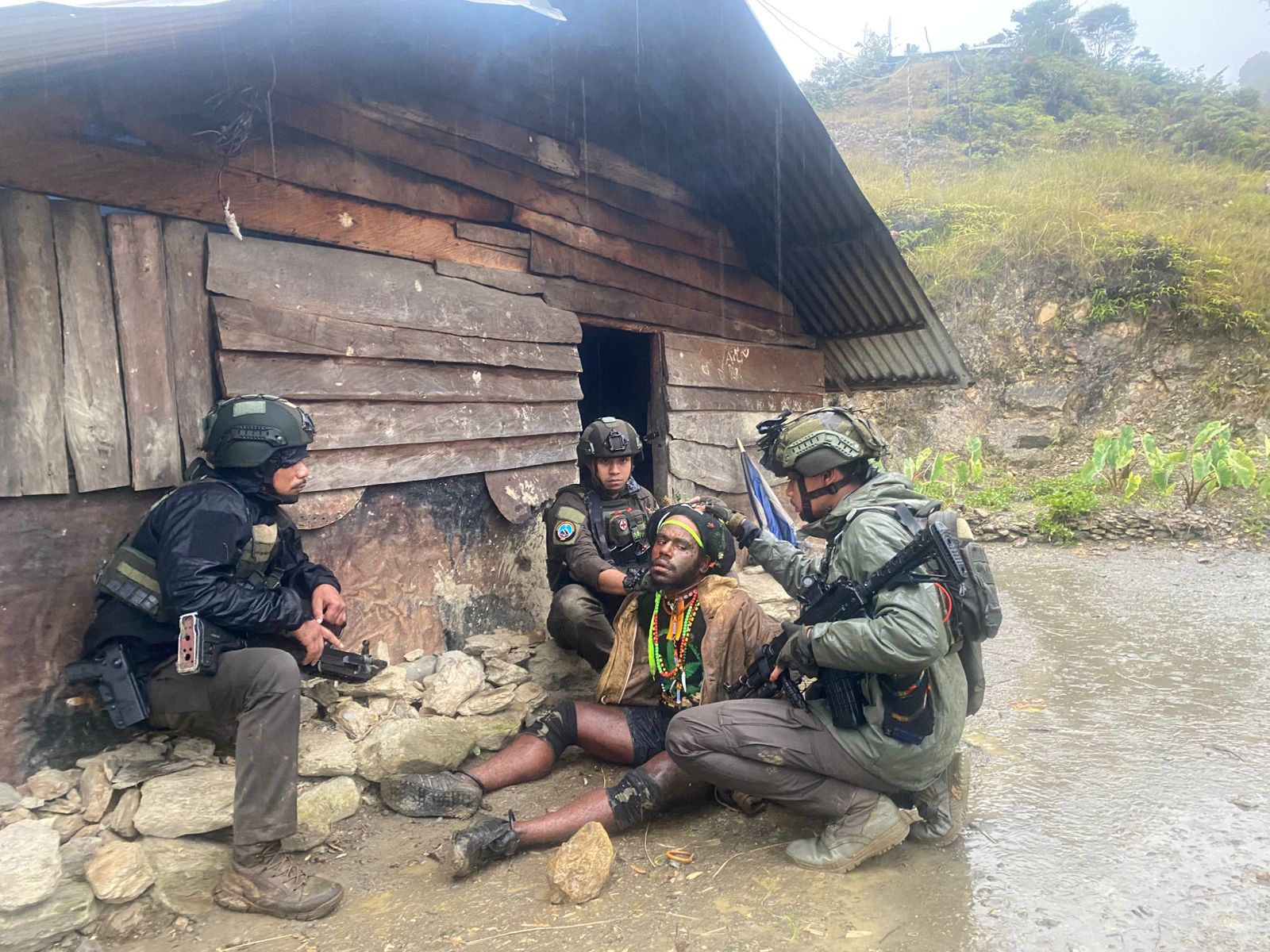 Satgas Ops Damai Cartenz menangkap salah satu anggota KKB. (BeritaNasional/dok polri)