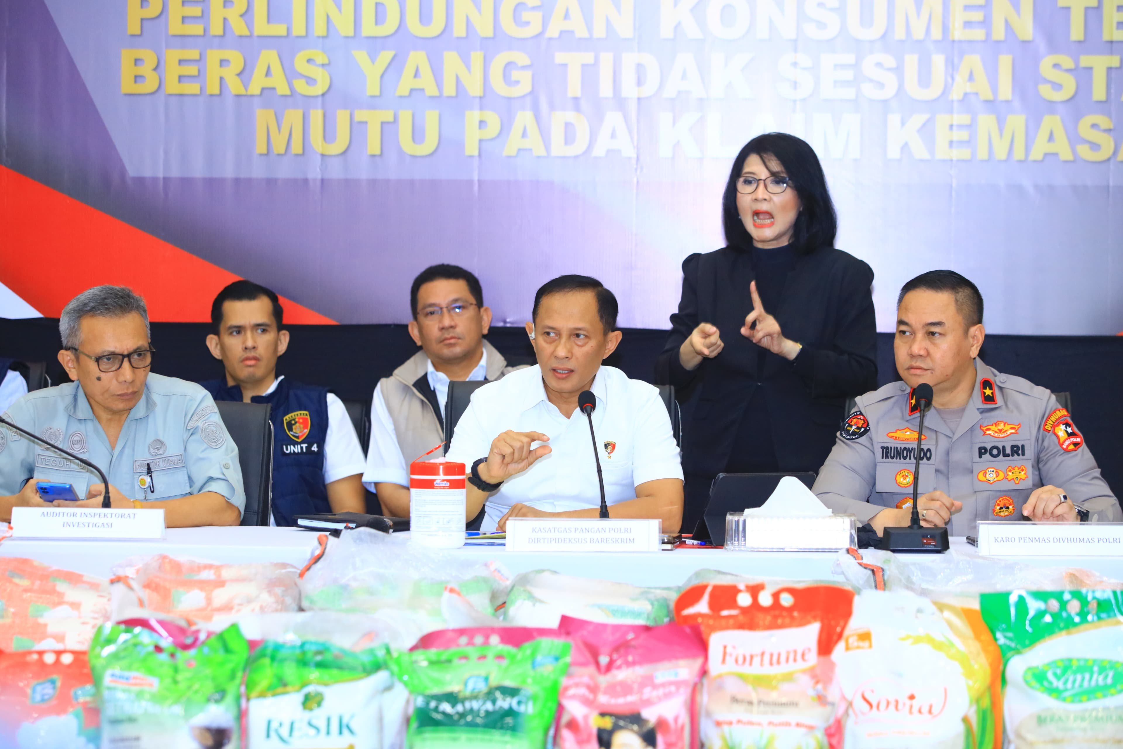 Dirtipideksus Bareskrim Polril Brigjen Pol Helfi Assegaf Konfrensi pers dugaan kecurangan beras.