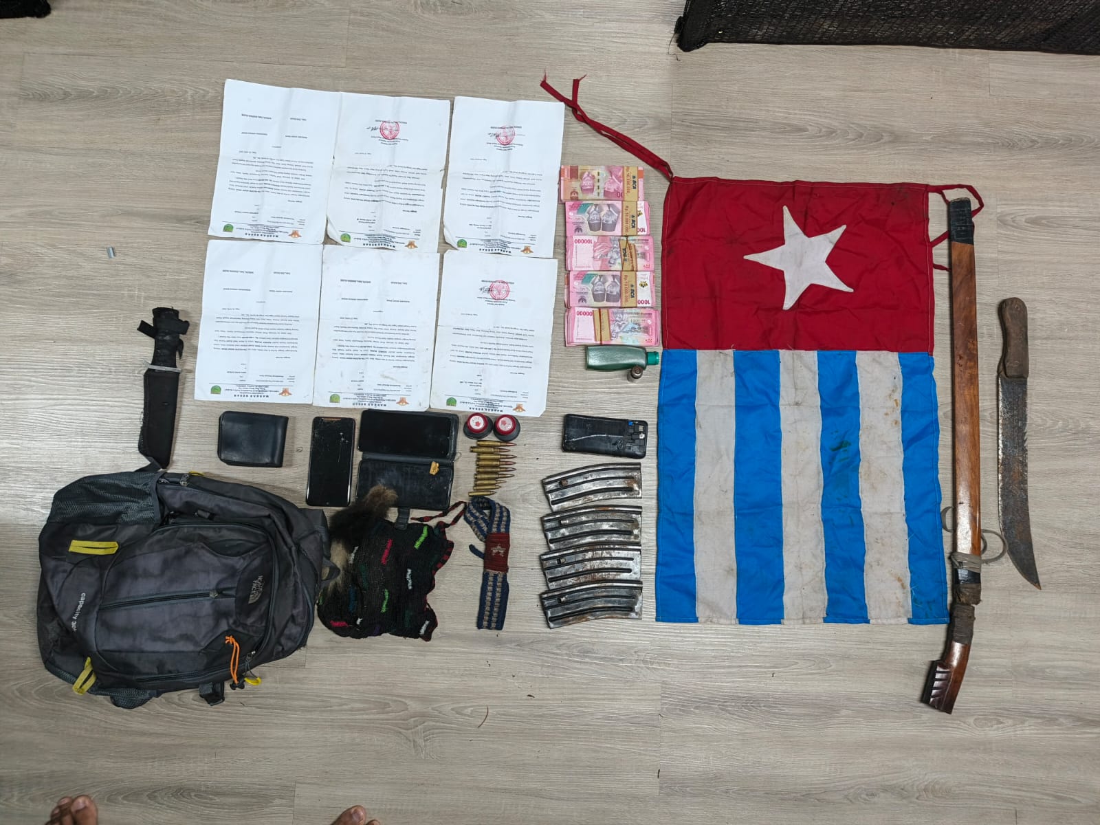 Dokumen dan barang bukti pengungkapan OPM di Papua. (Foto/Istimewa)