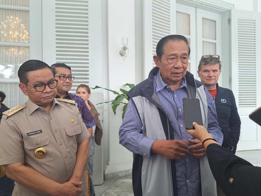 Presiden Ke-6 RI Susilo Bambang Yudhoyono (SBY) bersama Gubernur DKI Jakarta Pramono (kiri). (BeritaNasional/Lydia)
