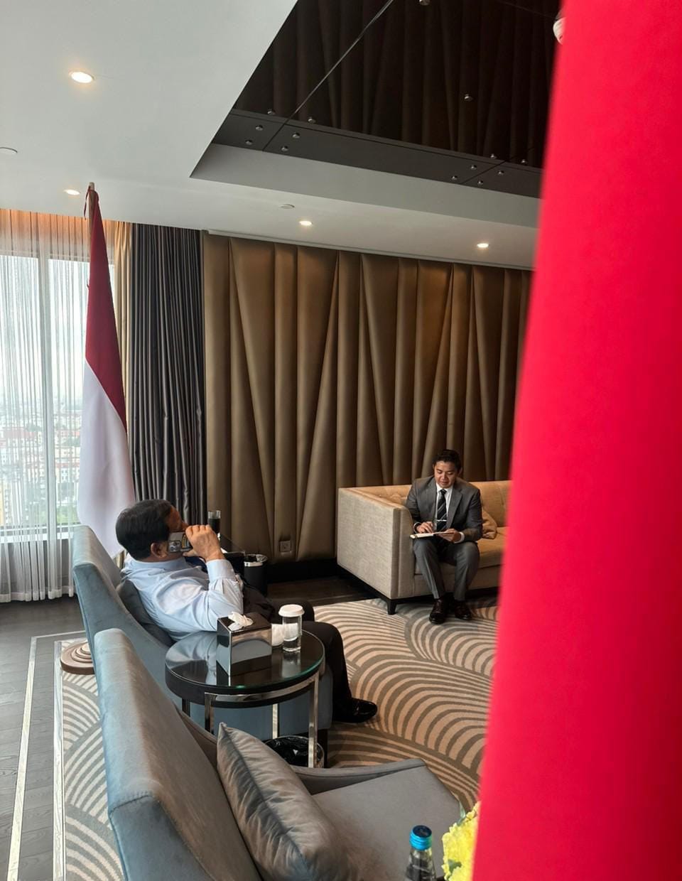 Presiden Indonesia Prabowo Subianto saat menelepon Presiden AS Donald Trump. (Foto/BPMI)