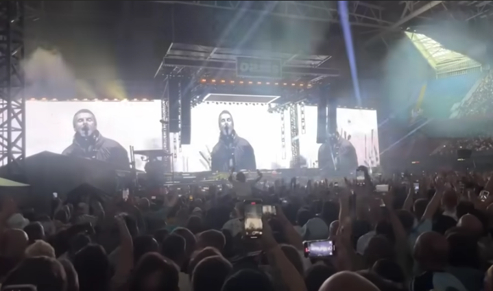 Suasana konser Oasis yang akhirnya resmi memulai tur reuni mereka di Cardiff, Jumat (4/7/2025) malam. (Foto/Youtube)