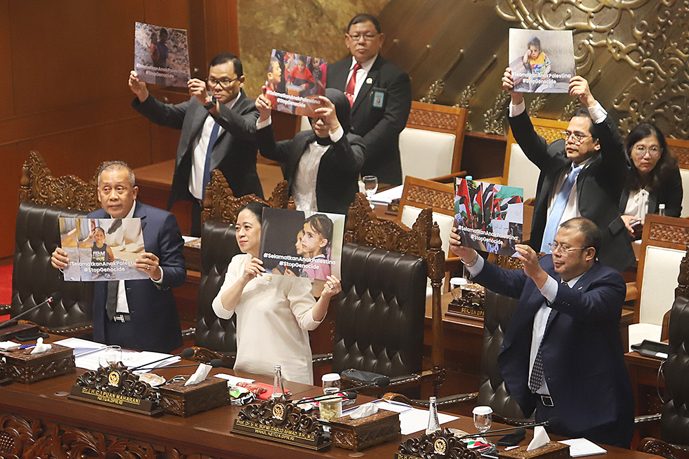 Saat Rapat Paripurna pimpinan DPR dan anggota tunjukan poster mendukung Palestina. (BeritaNasional/Elvis Sendouw)