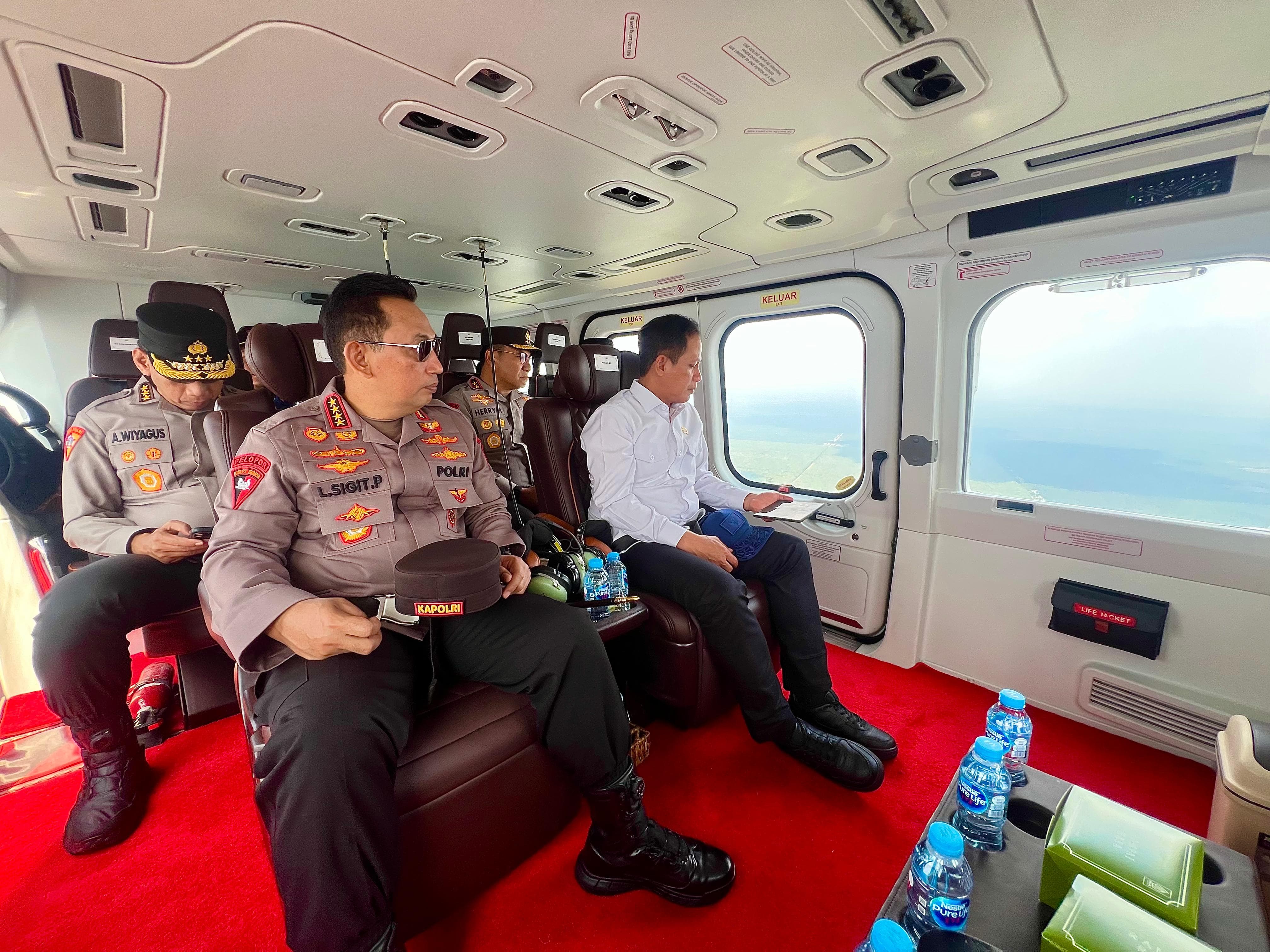 Kapolri Jenderal Listyo Sigit Prabowo bersama jajarannya memantau karhutla dari udara. (Foto/Istimewa)