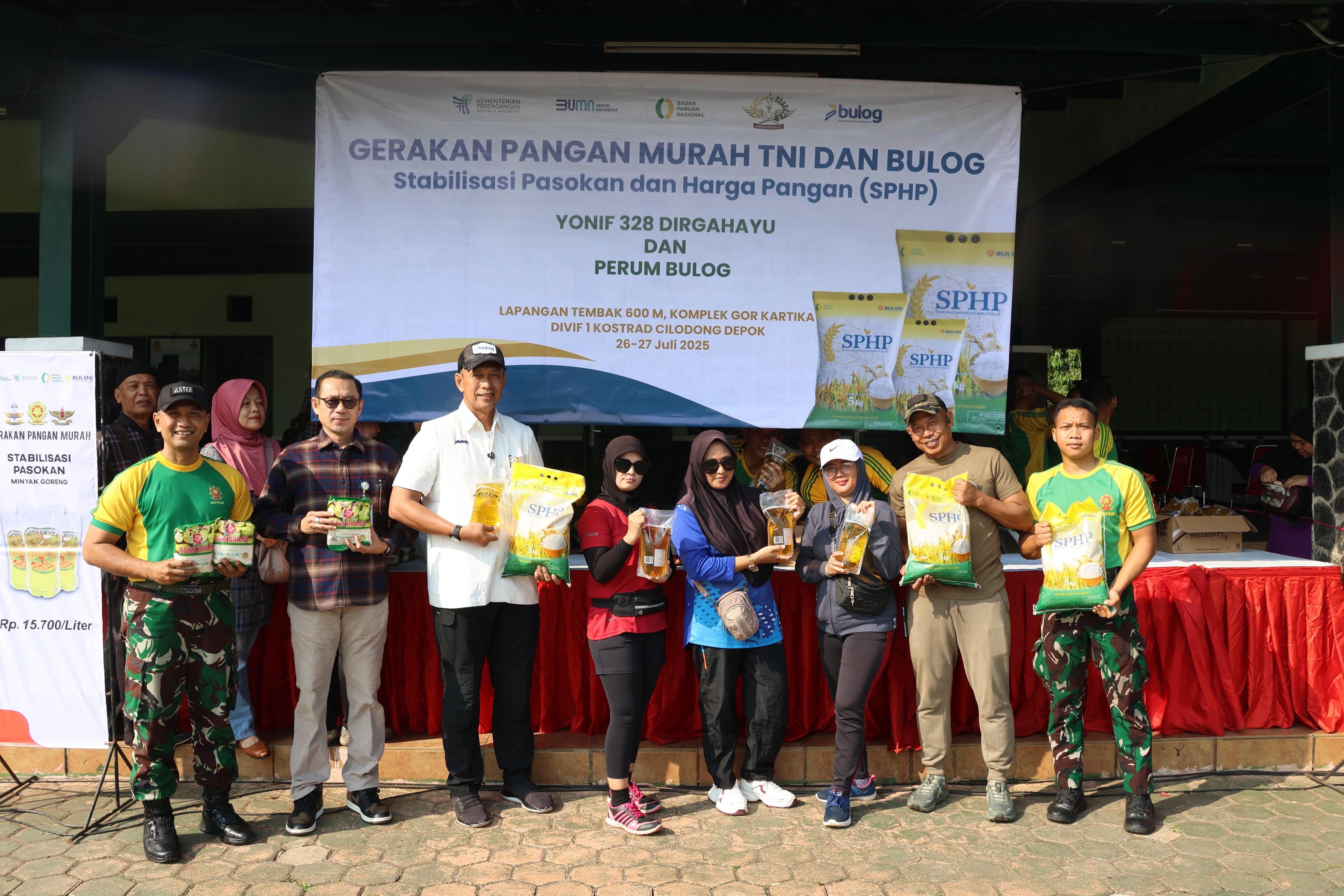 Sinergi BULOG dengan TNI Dilanjutkan Melalui Gerakan Pangan Murah di YONIF 328/Dirgahayu Cilodong. (Foto/Bulog)