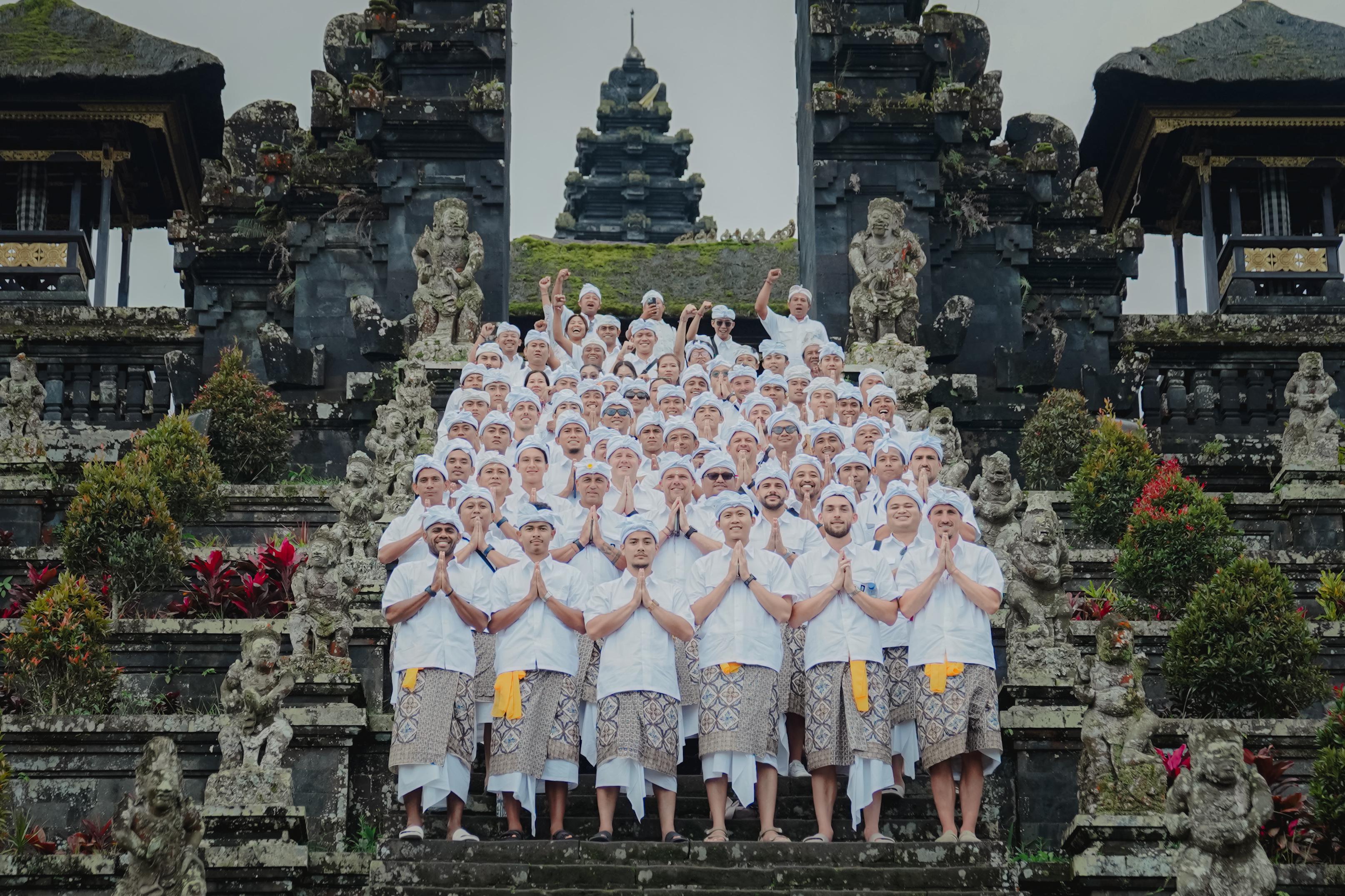 Skuad Bali United Gelar Tirta Yatra Jelang Super League 2025/2026. (Foto/baliutd.com)