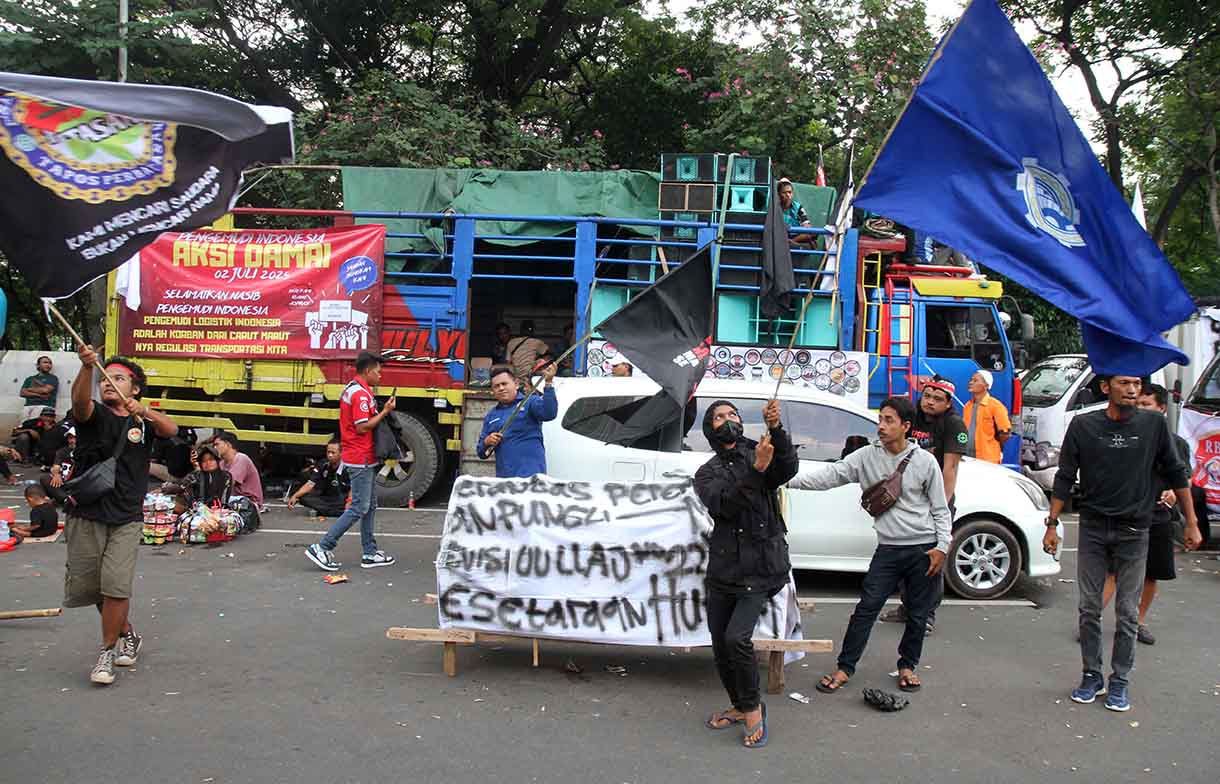 Seorang peserta aksi soal nol kelebihan muatan atau zero over dimensi over loading (ODOL) berorasi di Jalan Medan Merdeka Selatan, Jakarta, Rabu (2/7/2025). (Beritanasional.com/Oke Atmaja)