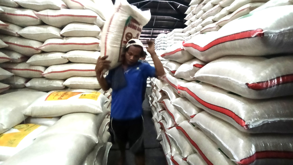 Pekerja mengangkat beras di Pasar Induk Beras Cipinang, Jakarta, Selasa (15/7/2025). (Beritanasional.com/Oke Atmaja)