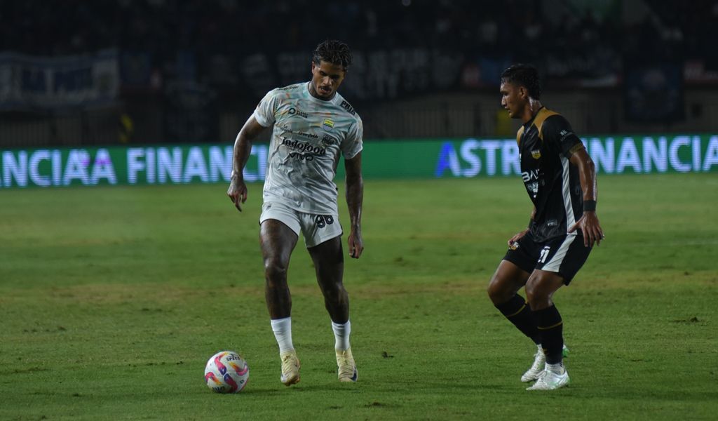 Striker Persib Bandung Ramon "Tanque" de Andrade Souza (kiri) saat berlaga melawan Dewa United. (Foto/persib.co.id)