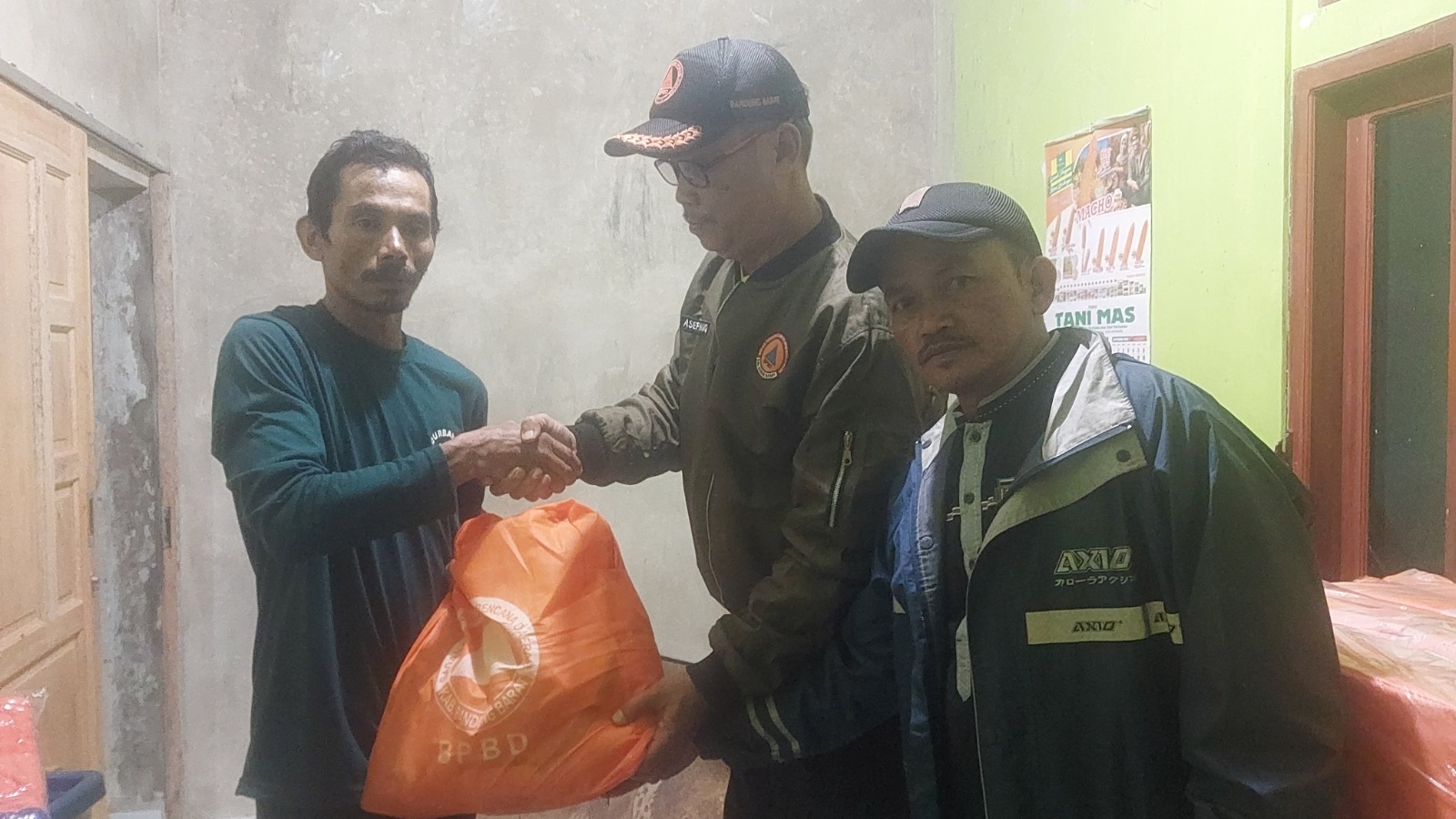 Tim BNPD berikan bantuan korban tanah longsor di Jawa Barat. (BeritaNasional/BNPB)