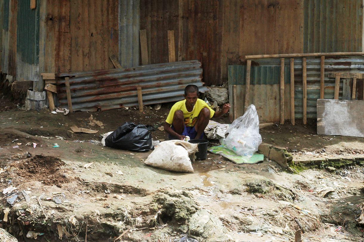 Warga berakfifitas di dekat kali ciliwung, Manggarai,Jakarta, Rabu (23/7/2025). (Beritanasional.com/Oke Atmaja)