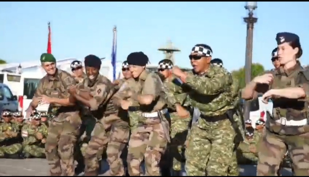 TNI dan tentara Prancis memainkan tari Pacu Jalur Riau yang sedang viral. (BeritaNasional/istimewa)