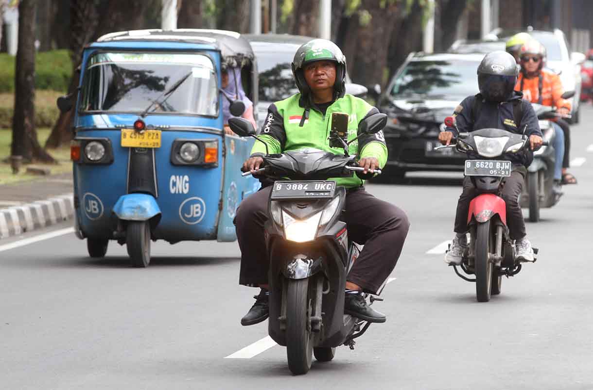 Pengemudi ojek daring melintas di Jalan Merdeka Selatan,Jakarta, Kamis (3/7/2025).(Beritanasional.com/Oke Atmaja)