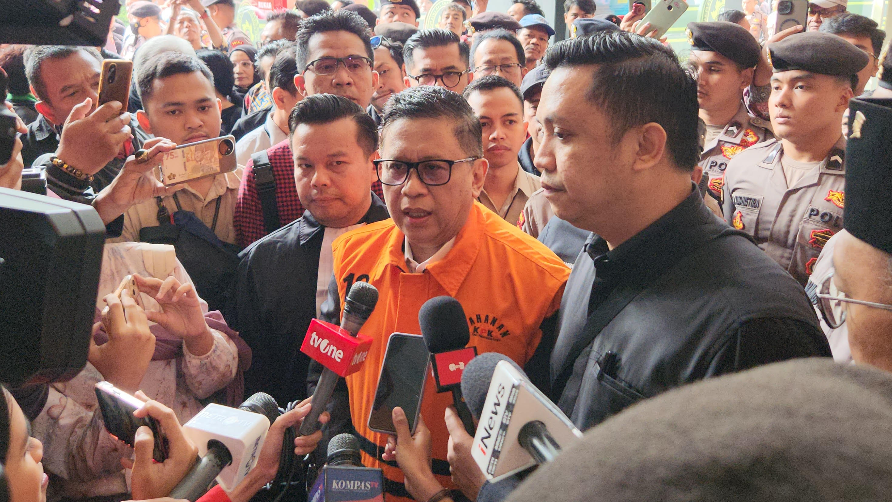 Terdakwa Sekjen PDIP Hasto Kristiyanto saat akan menghadiri sidang di PN Tipiko Jakpus. (BeritaNasional/Panji Septo)