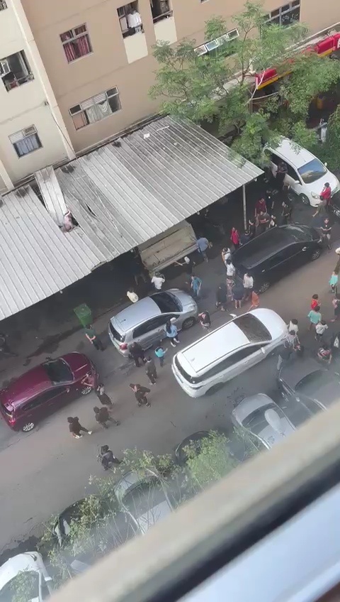 Situasi sekitar apartemen Kalibata City setelah seorang perempuan terjun dari lantai 19 tersangkut di atap. (BeritaNasional/Bachtiarudin)