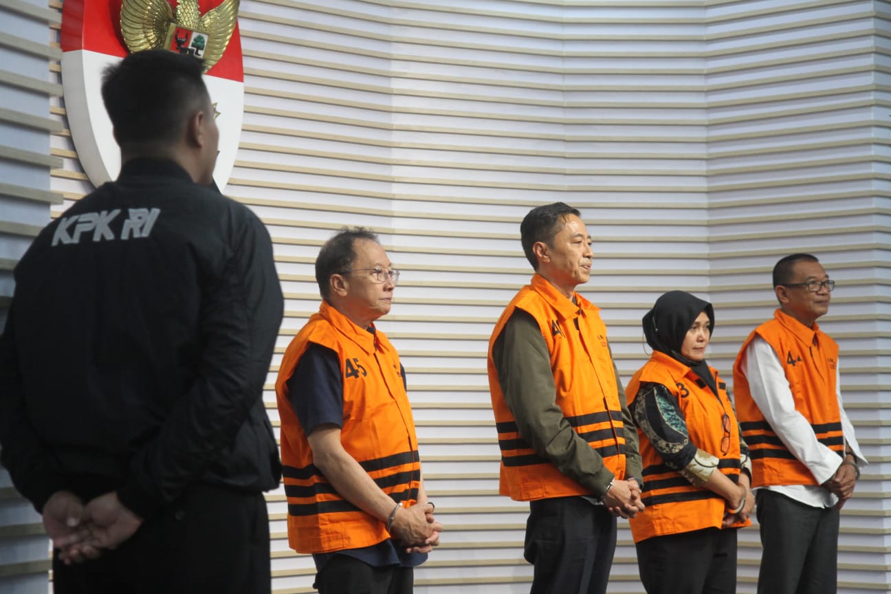 Para tersangka kasus dugaan pemerasan TKA di Ditjen Binapenta Kemnaker. (BeritaNasional/Oke Atmaja)