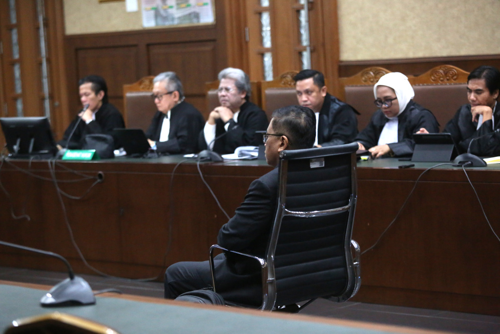 Tim kuasa hukum terdakwa kasus perintangan penyidikan Hasto Kristiyanto saat bersidang di pengadilan Tipikor. (BeritaNasional/Oke Atmaja)