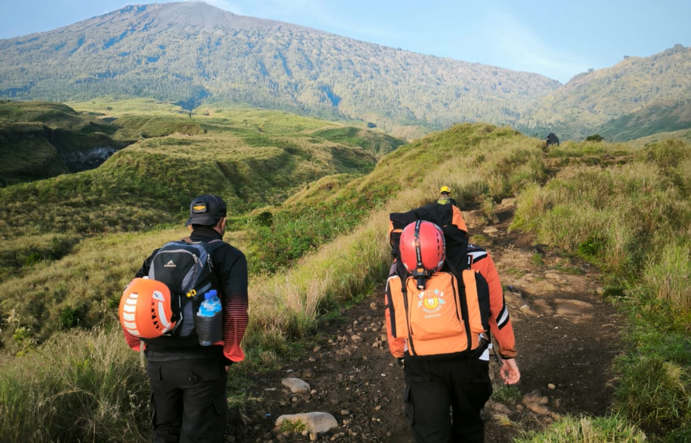 Tim SAR melakukan evakuasi terhadap pendaki yang jatuh di Gunung Rinjani. (Foto/Istimewa)