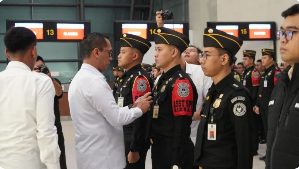 Sekretaris Direktorat Jenderal Imigrasi Sandi Andaryadi sematkan bodycam di tubuh petugas imigrasi. (BeritaNasional/dok imigrasi)
