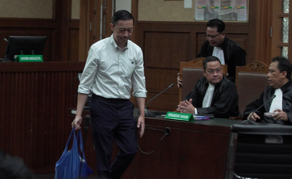 Terdakwa kasus dugaan korupsi impor gula, Thomas Trikasih Lembong atau Tom Lembong berjalan usai sidang pembacaan vonis di Pengadilan Tipikor, Jakarta, Jumat (18/7/2025).  (Beritanasional.com/ Oke Atmaja)