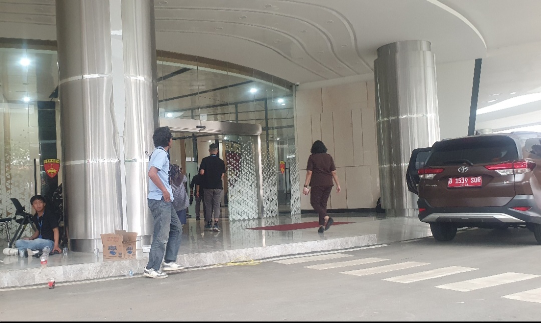 Sesaat setelah konsultan Ibrahim Arief dijemput paksa. (BeritaNasional/Bachtiarudin)