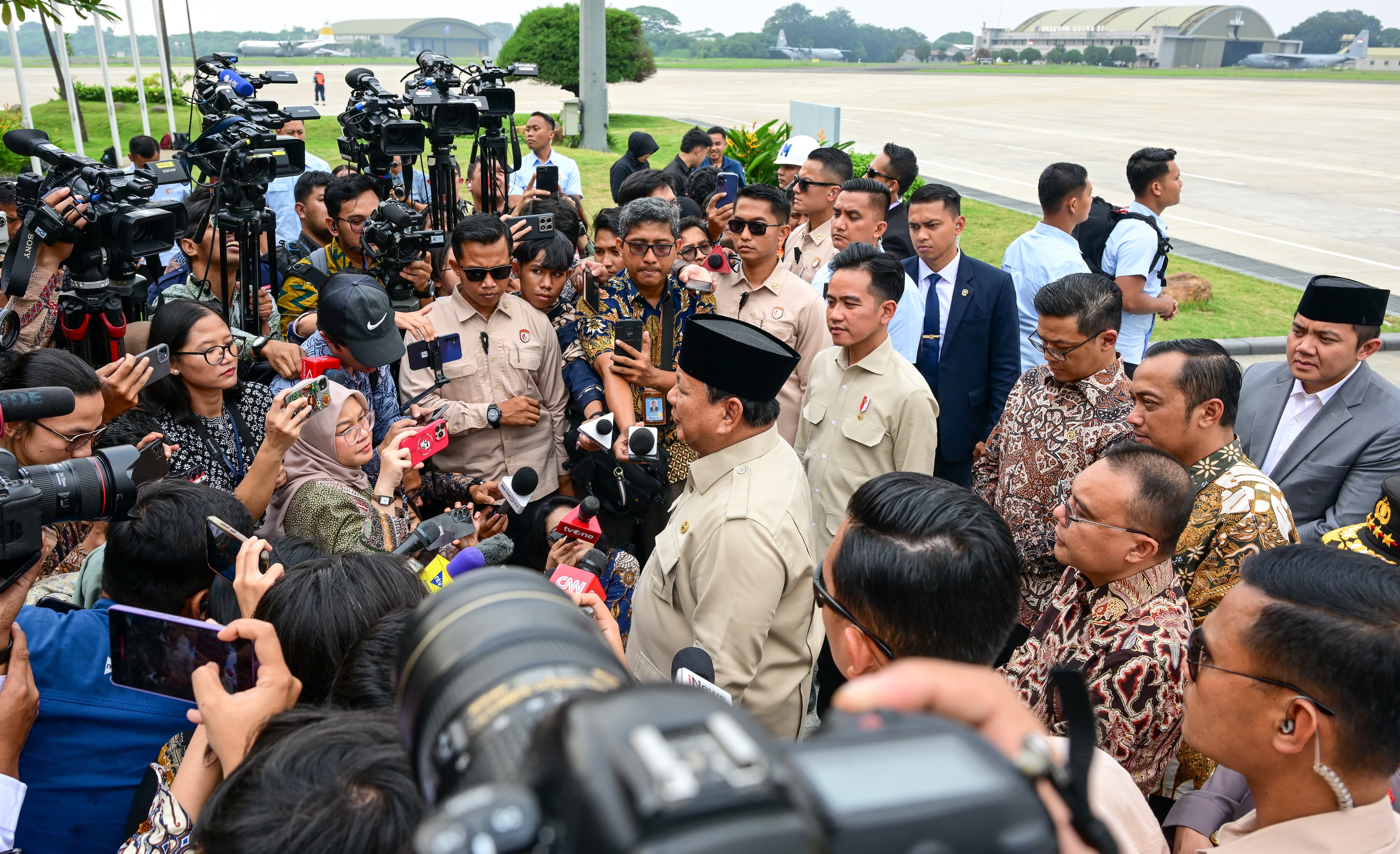 Usai 15 Hari Kunjungan Kerja, Prabowo Ungkap Hasil Pertemuan dengan Pemimpin Dunia Presiden Prabowo saat berada di Pangkalan TNI AU Halim Perdanakusuma, Jakarta, pada Rabu, 16 Juli 2025. (Foto/Setpres)