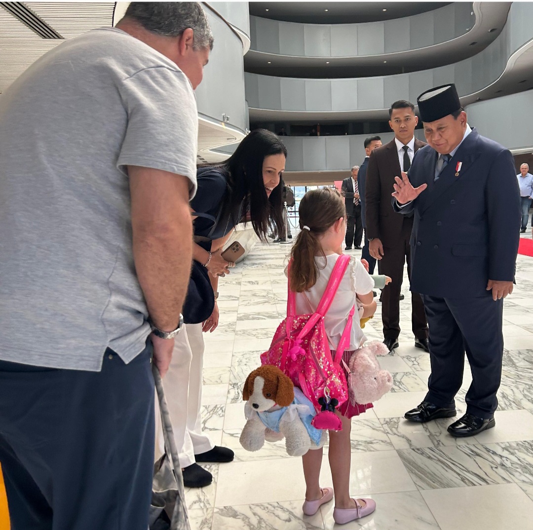 Presiden Prabowo Subianto saat menyapa anak kecil di Brasil. (BeritaNasional/dok Gerindra)