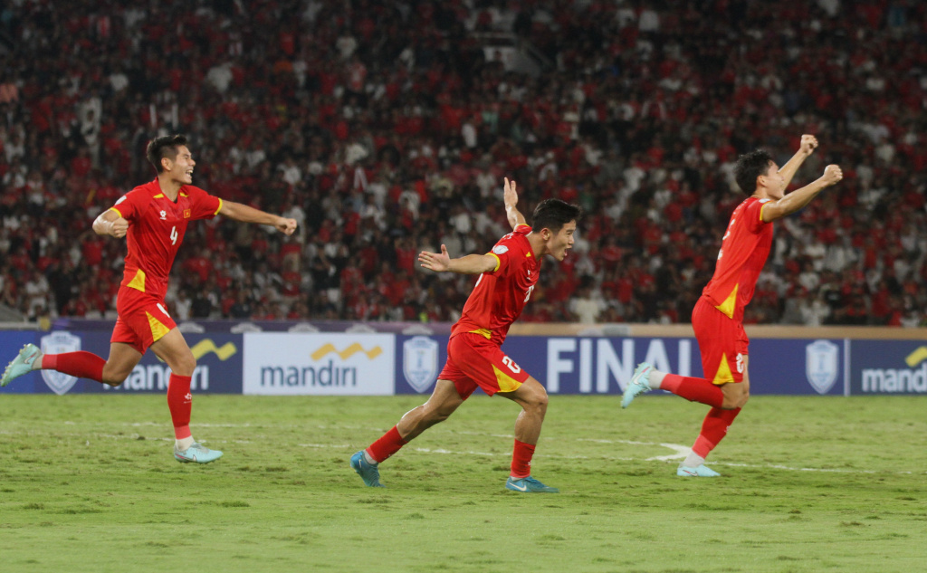 Para pemain Timnas Vietnam U-23 berlari merayakan kemenangang pada pertandingan final Piala AFF U-23 2025 di Stadion Utama Gelora Bung Karno (SUGBK), (Beritanasional.com/Oke Atmaja)