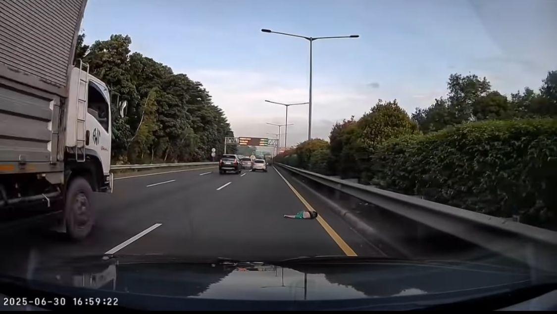 Seorang anak jatuh dari bus tergeletak di jalan tol kawasan Joglo Jakarta Barat. (BeritaNasional/