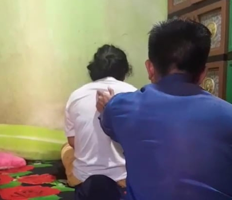 Petugas damkar menolong warga yang kerasukan. (BeritaNasional/Oke Atmaja)