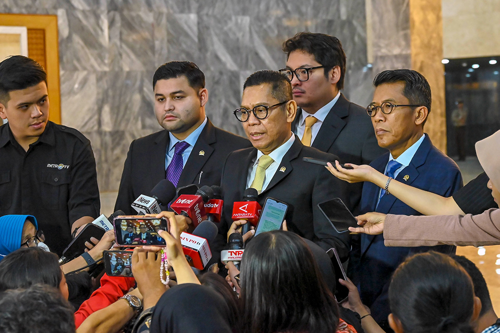 Wakil Ketua DPR RI Adies Kadir saat diwawancarai. (BeritaNasional/Elvis)