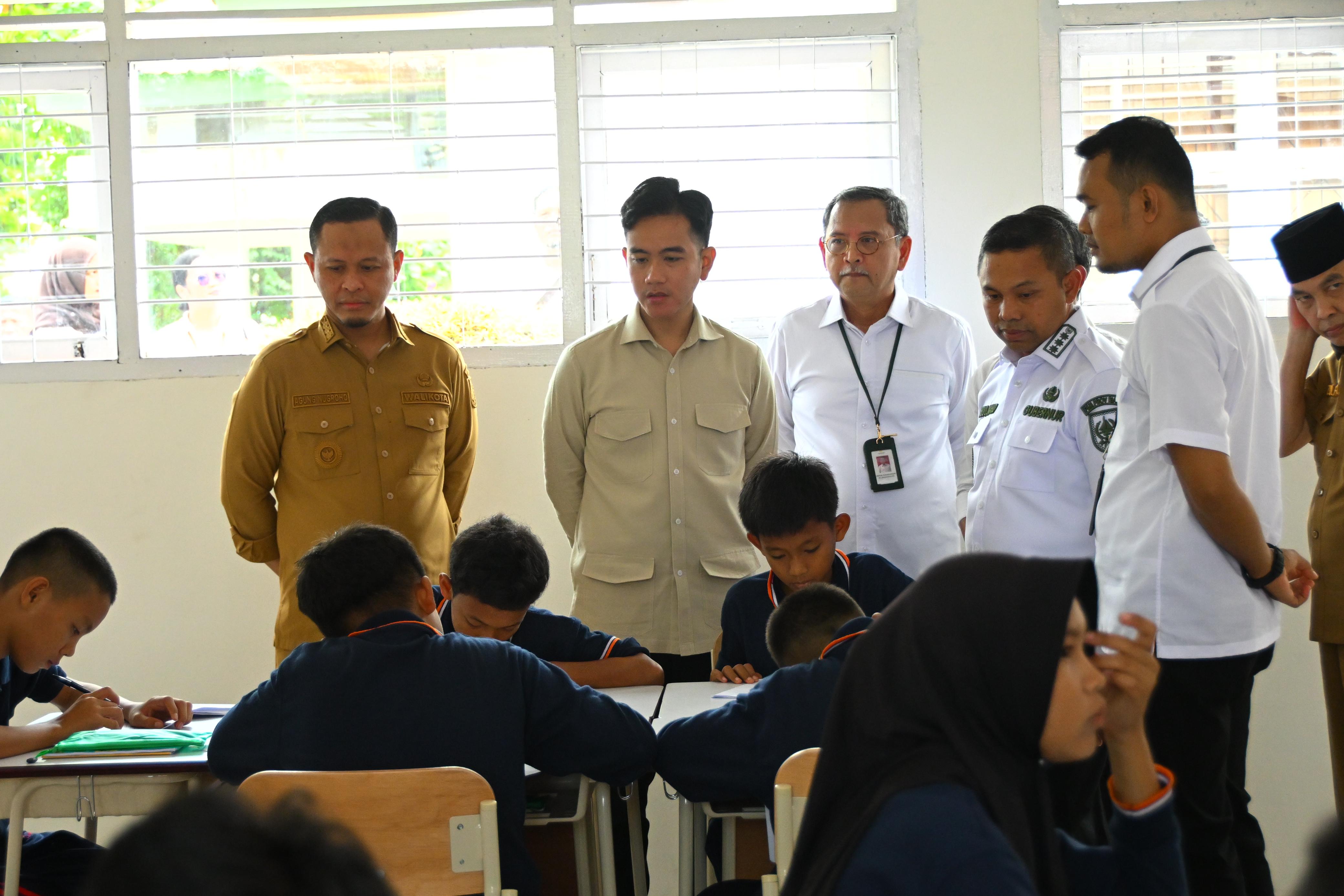 Wakil Presiden (Wapres) Gibran Rakabuming meninjau pelaksanaan kegiatan belajar-mengajar di Sekolah Rakyat (SR) Abiseka. (Foto/Setwapres)
