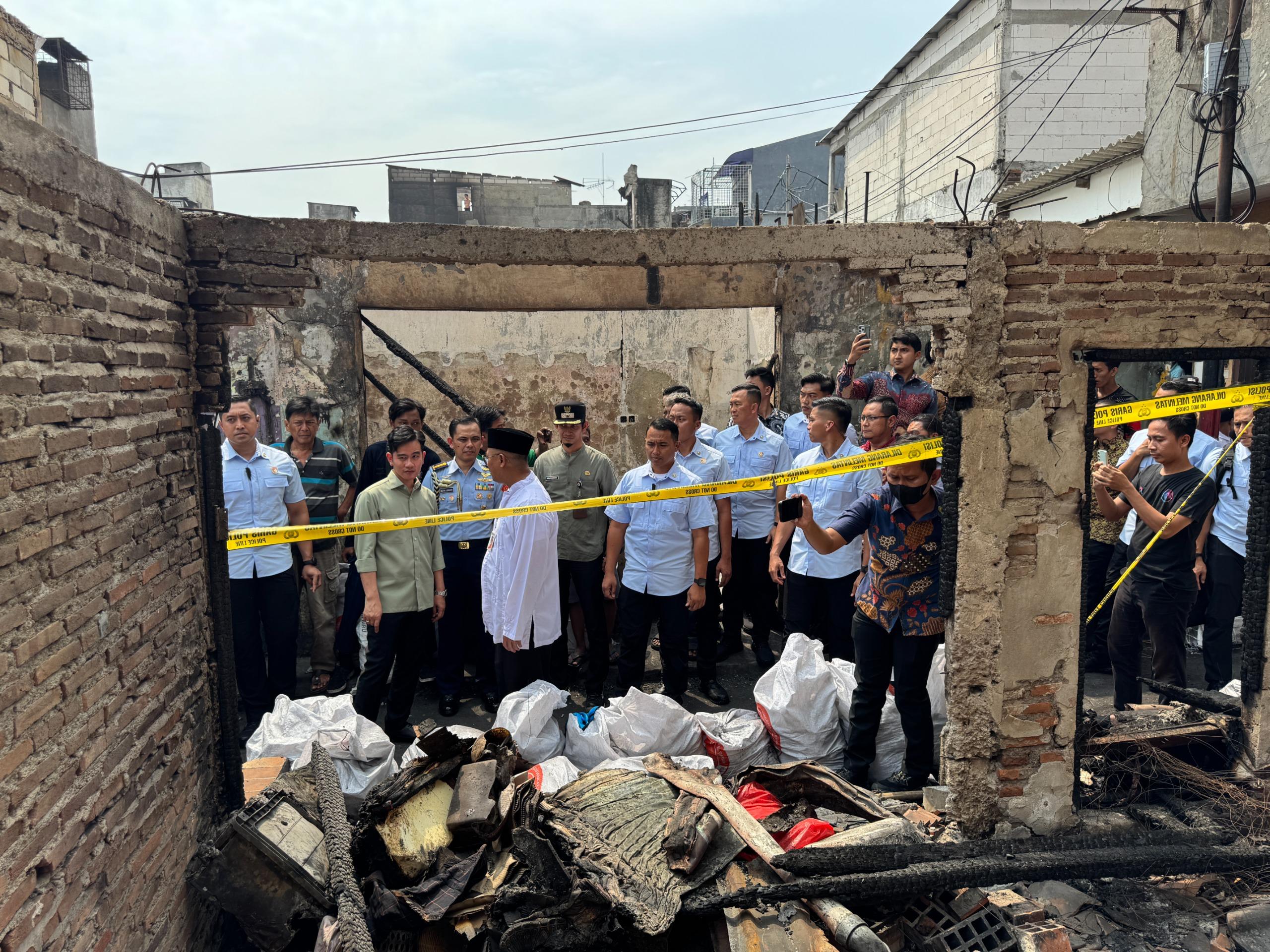 Wakil Presiden (Wapres) Gibran Rakabuming meninjau langsung wilayah terdampak kebakaran di Kelurahan Duri Utara. (BeritaNasional/Elvis Sendouw/HO Setwapres)