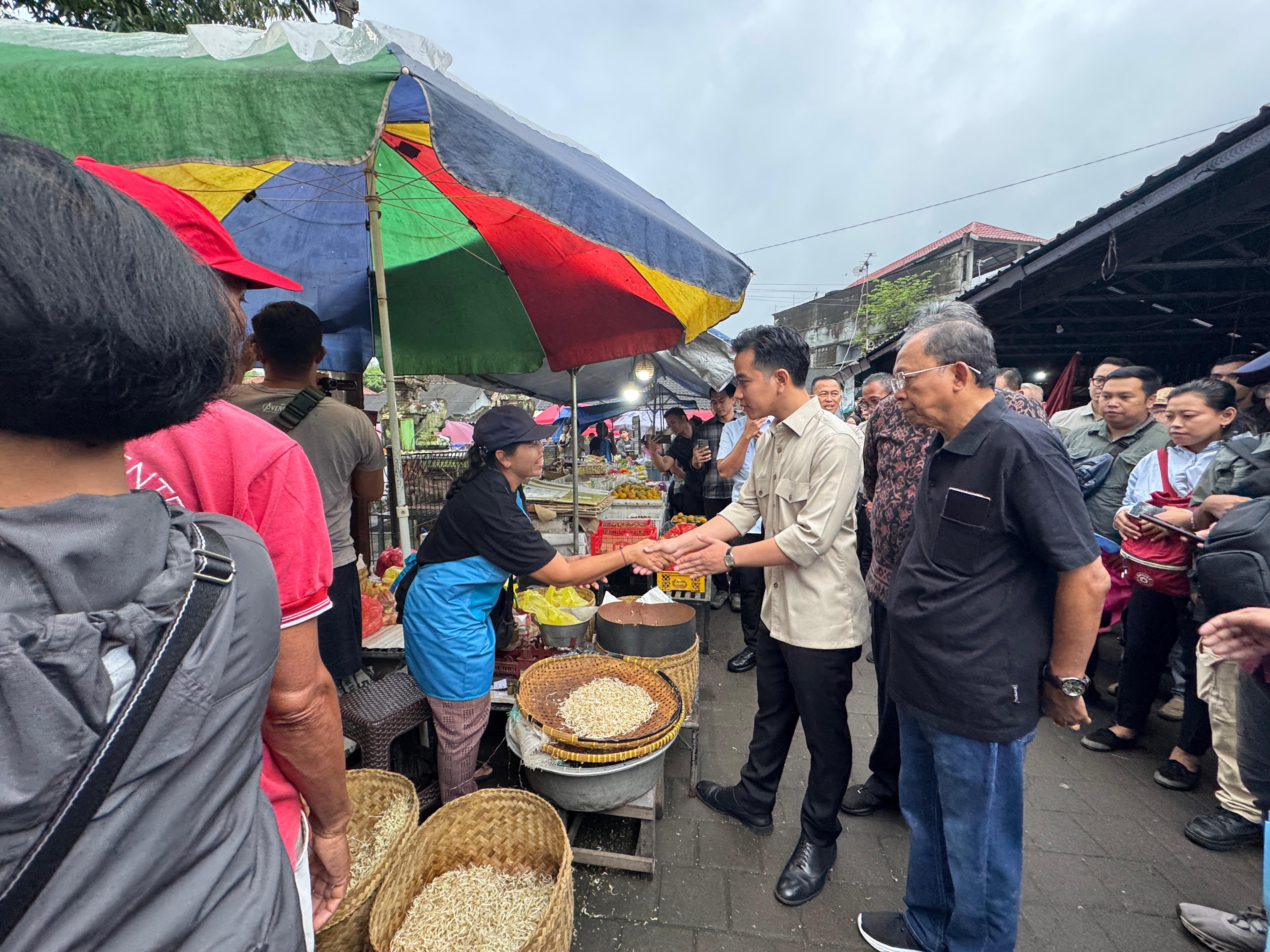 Wapres Gibran berkunjung di Pasar Dauh Pala, Tabanan, Bali. (BeritaNasional/Elbvis Sendouw/HO/Setwapres)